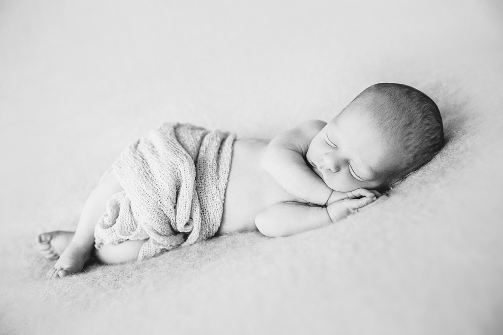 neugeborenenfotograf-schwarz-weiß
