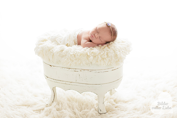 babyfotoshooting-berlin-fotosvombaby-babyshooting-wiege-bettchen-bilder-voller-liebe