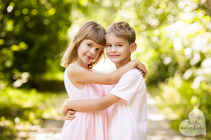 besondere-kinderfotos-berlin-kinderfotografie-geschwisterbilder-geschwister-fotoshooting-bilder-voller-liebe