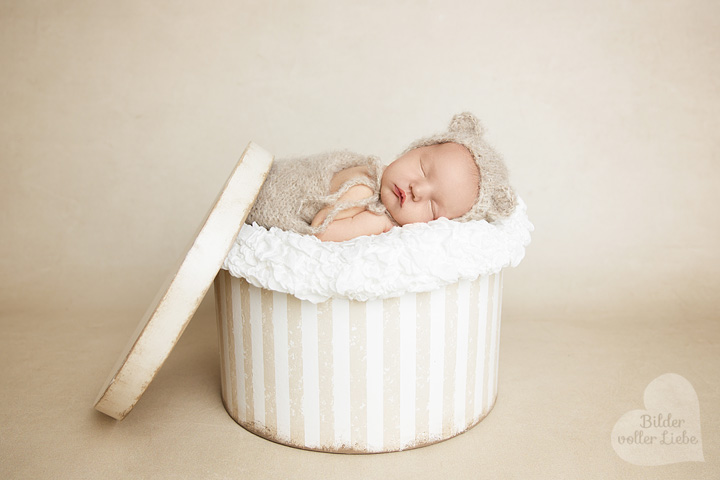 besondere-neugeborenenbilder-berlin-babyshooting-fotostudio-babyfotografie-vogelsdorf