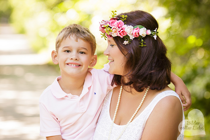 familienfotos-berlin-fotoshooting-outdoor-familienfoto-elternkindfotos-bilder-voller-liebe