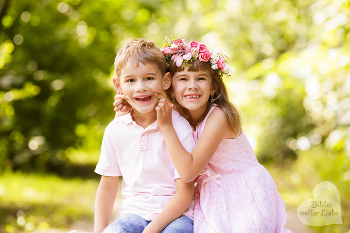 geschwisterbilder-berlin-potsdam-geschwisterfotos-zwillinge-outdoor-fotoshooting-kinderfotografie