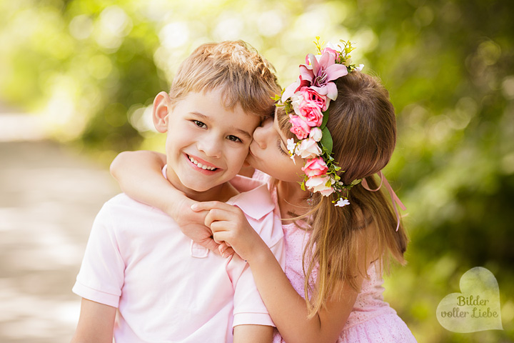 geschwisterfotografie-berlin-fotoshoot-kinderbilder-draussen-fredersdorf