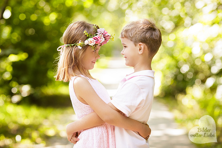 geschwisterfotos-berlin-geschwisterfotografie-zwillingsfotos-kinderfotoshooting