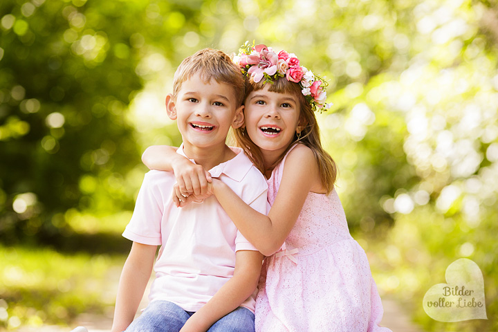 kinderfotografie-berlin-familienfoto-geschwisterfoto-draussen-natur-bokeeh