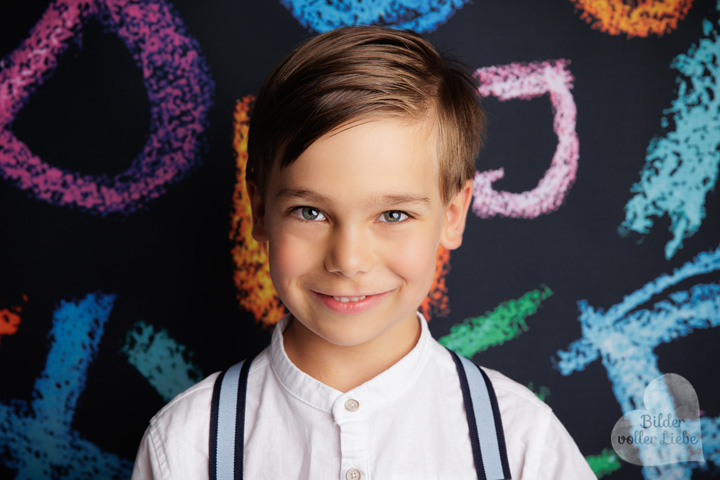 Natürliches Einschulungsbild mit Schulkind im Berliner Studio