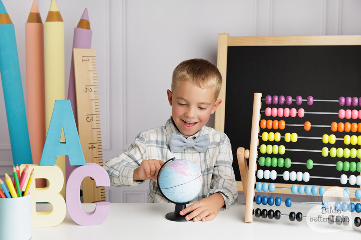 Fotoaktion zur Einschulung mit Kind auf modernem Set in Berlin