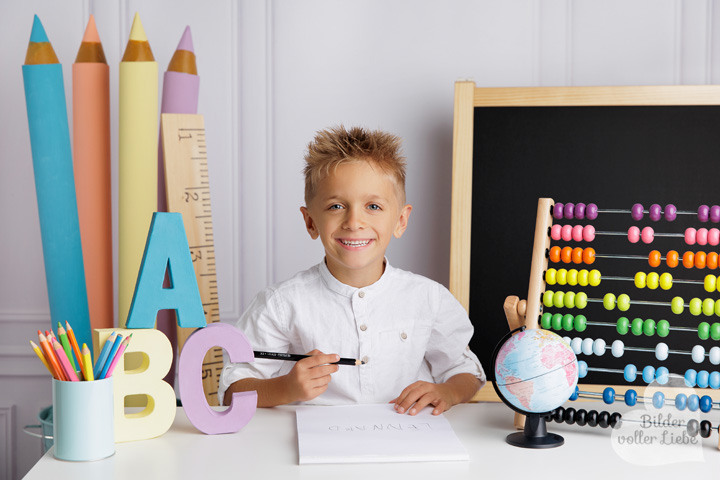 Einschulungsfoto mit Kind in bunter Kulisse im Berliner Fotostudio