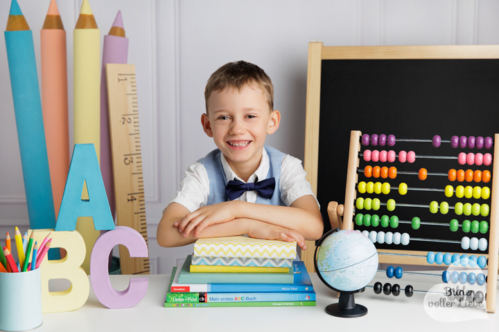 Schulkind vor stilvoll dekoriertem Hintergrund beim Shooting zur Einschulung in Berlin