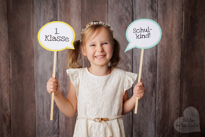Lächelndes Kind bei professionellem Einschulungs-Fotoshooting 2025
