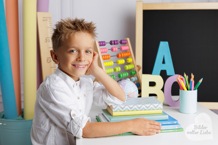 Ausdrucksstarkes Kinderporträt zur Einschulung in moderner Kulisse