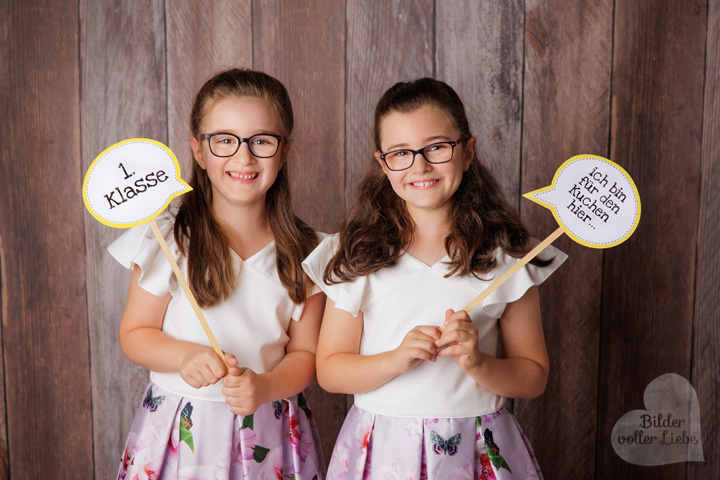 Humorvolles Geschwisterfoto mit Requisiten beim Fotoshooting zur Einschulung in Berlin
