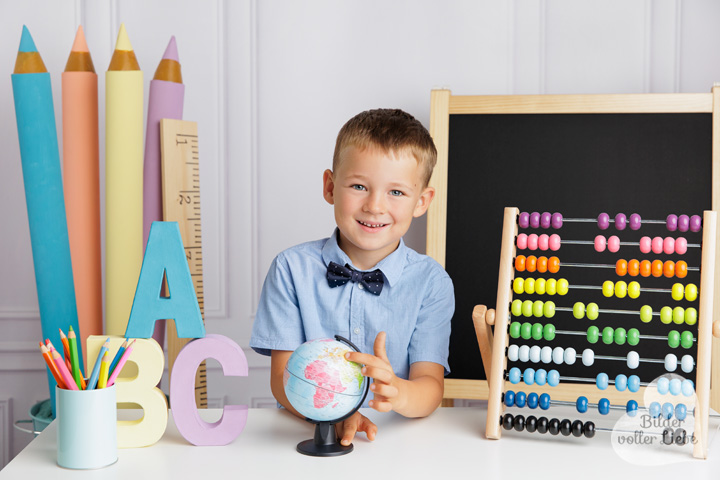 Kind mit Einschulungsaccessoires beim Fotoshooting 2025 in Berlin