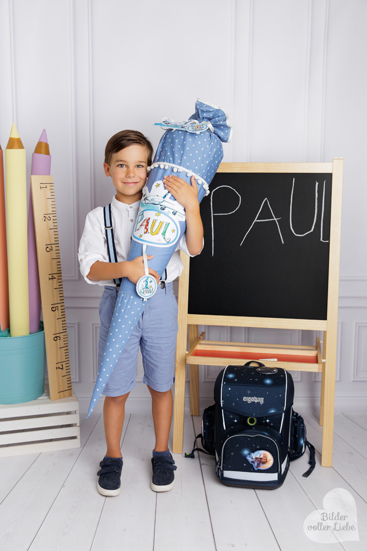Frisch eingeschultes Kind mit Schultüte im Fotostudio Berlin