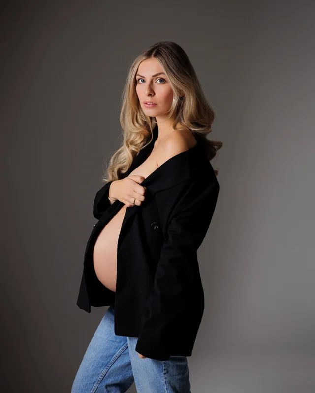 Schlicht, modern und stilvoll – dieses Bild zeigt, dass Schwangerschaftsfotografie auch ganz reduziert und doch voller Ausdruck sein kann. Ein Blazer, eine Jeans und du und dein wunderschöner Babybauch im Mittelpunkt. Keine Ablenkung, nur pure Eleganz und die besondere Ausstrahlung, die eine Schwangerschaft mit sich bringt. 🤍

Bei @bildervollerliebe in Berlin wissen wir aus über 10 Jahren Erfahrung, wie wir dich und deinen Babybauch perfekt in Szene setzen. In unserem Studio erwarten dich eine entspannte Atmosphäre, eine große Auswahl an stilvollen Outfits und professionelle Begleitung, damit du dich vor der Kamera sicher und wohl fühlst.

Sichere dir jetzt deinen Termin für ein Babybauchshooting, das perfekt zu dir passt. 📷

#schwangerschaft #babybauchshooting #preggolife #ssw27 #ssw28 #ssw29 #ssw30 #ssw31 #ssw32 #ssw33 #baldmama #mamablogger_de #baby2025 #schwanger2025 #berlin #schwangerschaftsshooting #wochenwechsel #babyonboard #dickbauchdienstag #babybauchshootingberlin #berlinmama #maternity #maternityshoot #babybauchfotos #schwanger #minimontag #minimonday #pregnancy #momtobe #pregnancylife