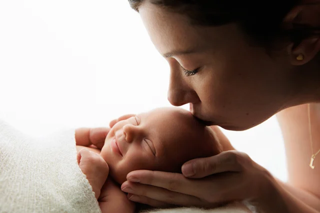 Mamas schützende Hände, ein liebevoller Kuss und ein zauberhaftes Engelslächeln - es sind genau diese wundervollen Momente, die man nie vergessen möchte. 🥹❤️

Mit viel Feingefühl und Liebe zum Detail fangen wir diese Augenblicke für euch ein. 
In unserem Fotostudio @bildervollerliebe in Berlin halten wir seit über 10 Jahren unvergessliche Erinnerungen für Familien fest.
Meldet euch gern, wenn ihr euer eigenes Neugeborenenshooting buchen möchtet. Unsere Shootings werden ganz auf eure Wünsche und Vorstellungen abgestimmt. 🤗📸

#berlin #babyshooting #minimontag #minimonday #neugeborenenfotos #baby2025 #märzbaby #aprilbaby #maibaby #baldmama #schwanger #momtobe #schwanger2025 #dickbauchdienstag #mamablogger #babyschlaf #babyfotografie #newbornsession #mamablogger_de #momlife #babyfotoshooting #pregnant #newbornshooting #wochenwechsel #babyzimmerdeko #wirbekommeneinbaby #babypartygeschenk #babyshootingberlin #newborn #fotostudioberlin