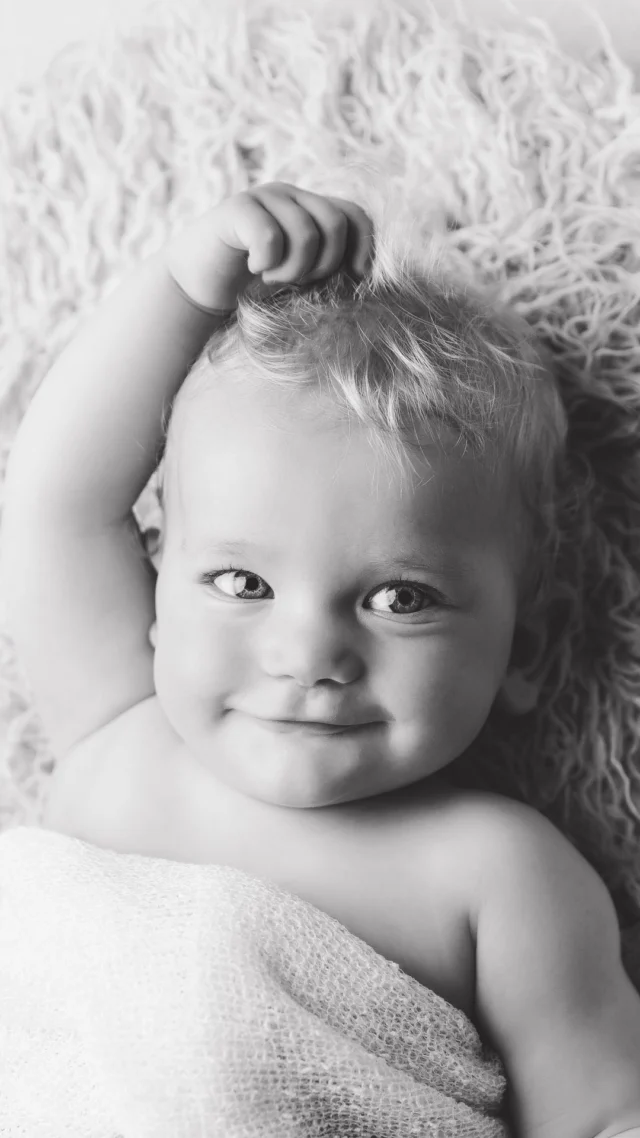 … wunderschöne Babyfotos! 😍 

Wenn euer Baby zwischen 6 und 10 Monaten alt ist, passiert so viel: Euer kleiner Schatz wird immer mobiler, zeigt euch seine schönsten Gesichtsausdrücke und beginnt, die Welt um sich herum zu entdecken. Diese besonderen Momente solltet ihr unbedingt für immer festhalten – denn ihr werdet euch später auf jeden Fall daran erfreuen! 

Seit über 10 Jahren fotografieren wir in unserem Fotostudio in Berlin Babys, Kinder und Familien und wissen daher ganz genau, wie wir diese zauberhaften Momente für euch einfangen können, damit ihr Bilder bekommt, die ihr für immer lieben werdet. ❤️

Was könnt ihr jetzt tun?

🔎 Stöbert durch unser Profil und entdeckt noch viele weitere zauberhafte Arbeiten.

❤️ Folgt uns, um uns besser kennenzulernen.

📩 Schreibt uns, um euer individuelles Shooting zu buchen – wir können es kaum erwarten, euch und euer Baby kennenzulernen!

📢 Ihr kennt Eltern, die ihr Baby unbedingt bei uns fotografieren lassen sollten? Verlinkt sie in den Kommentaren oder teilt dieses Reel mit ihnen.

💾 Speichert dieses Reel, um es später wiederzufinden.

#babyfotos #babyfotosberlin #babyfotoshooting #babyparty #ojeichwachse #berlinmama #diezeitrennt #mama2025 #meinbaby #kinderwunsch #meinbabywirdgroß #babyzimmer #6monate #7monate #babyfotoshootingberlin #letthembelitte #elternzeit #fotostudioberlin #babyshooting #babyshootingberlin #minimontag #minimonday #babyausstattung #babyzeit
